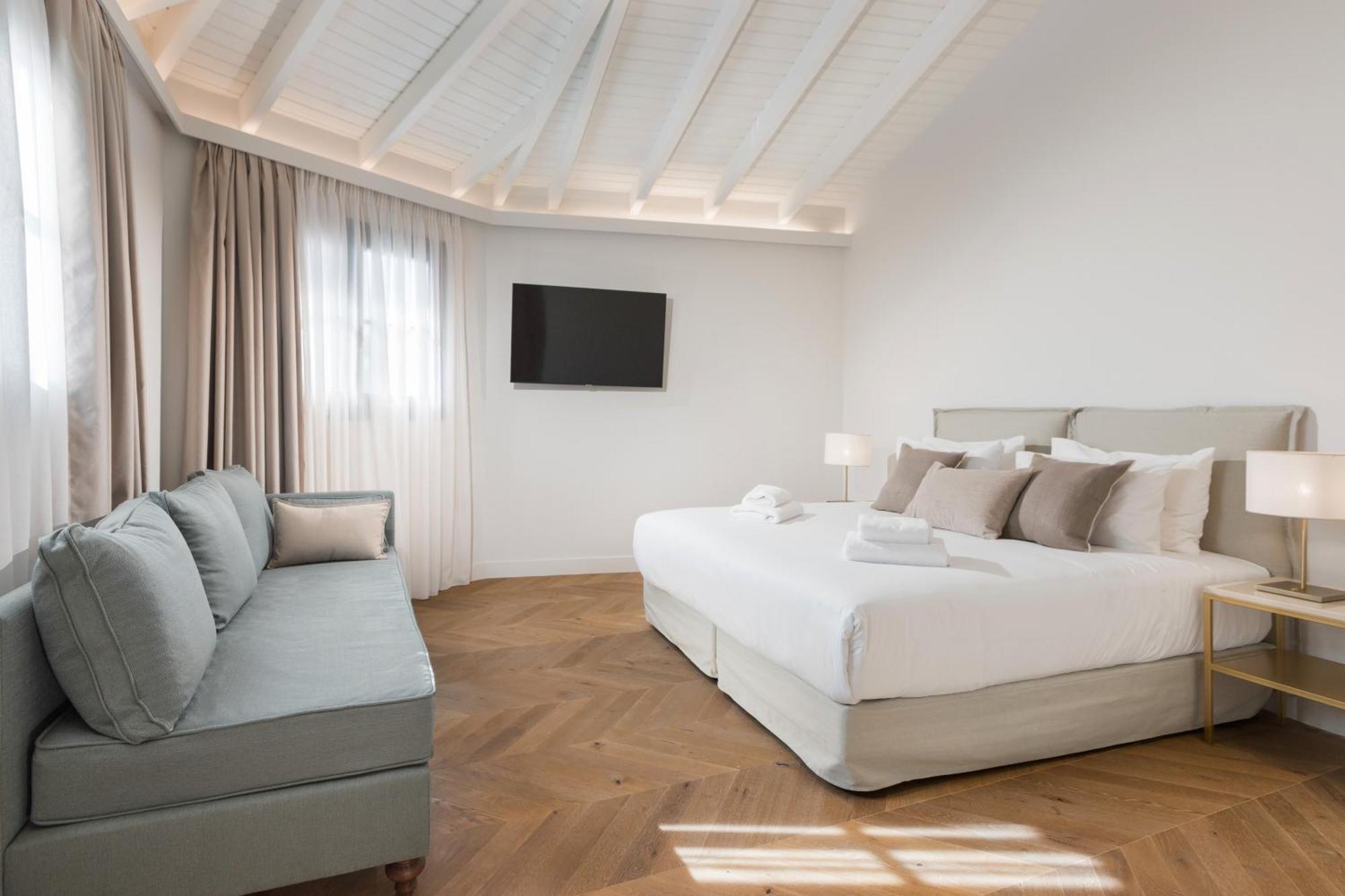 The Aiolou & Hotel Atenas