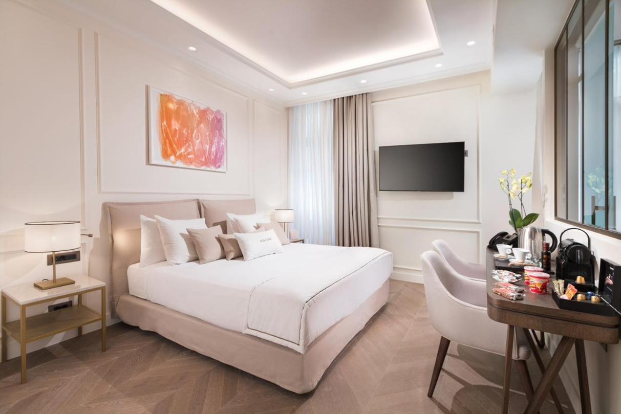 The Aiolou & Hotel Atenas