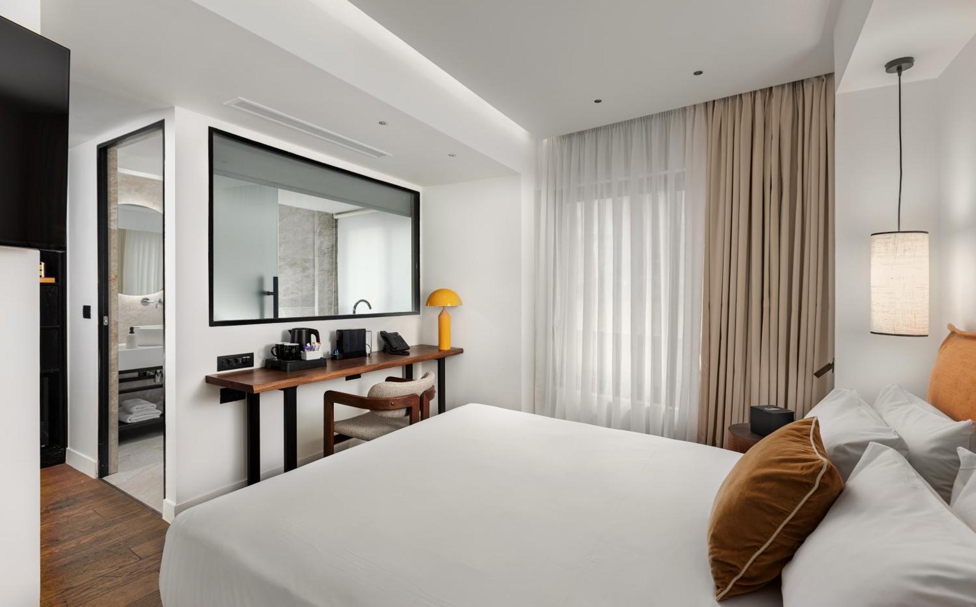 The Aiolou & Hotel Atenas
